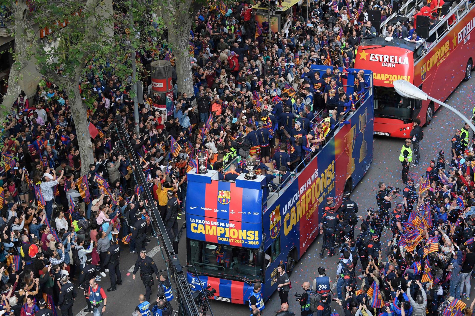 Barcelona festeja título de Messi, Iniesta e companhia | FOTOGALERIA