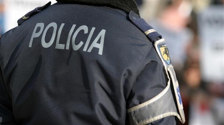 Porto. Agente da PSP confessa ter roubado telemóvel a condutor