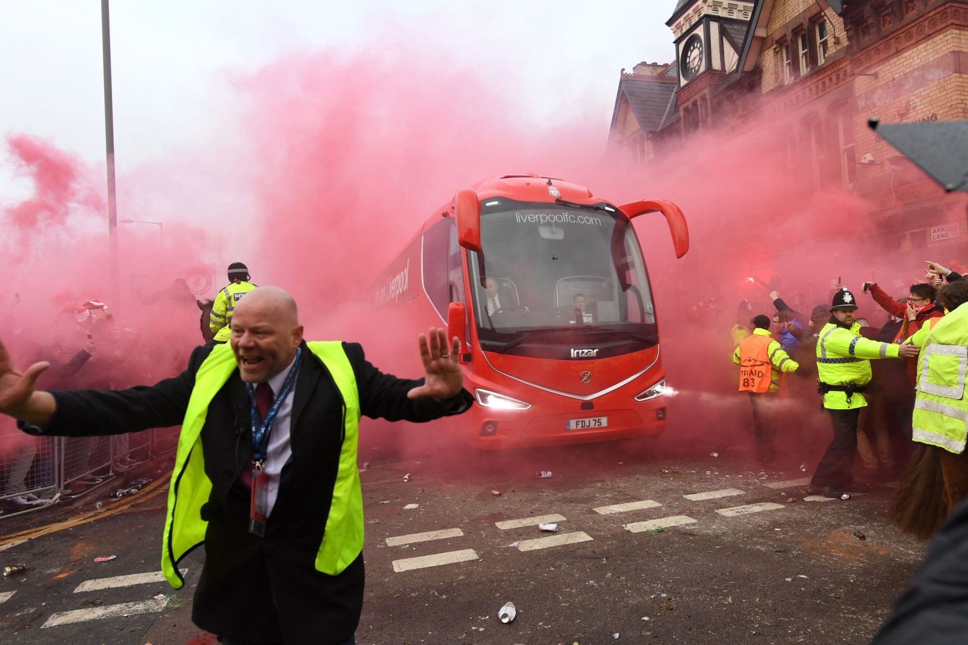 Autocarro do Manchester City atacado por adeptos