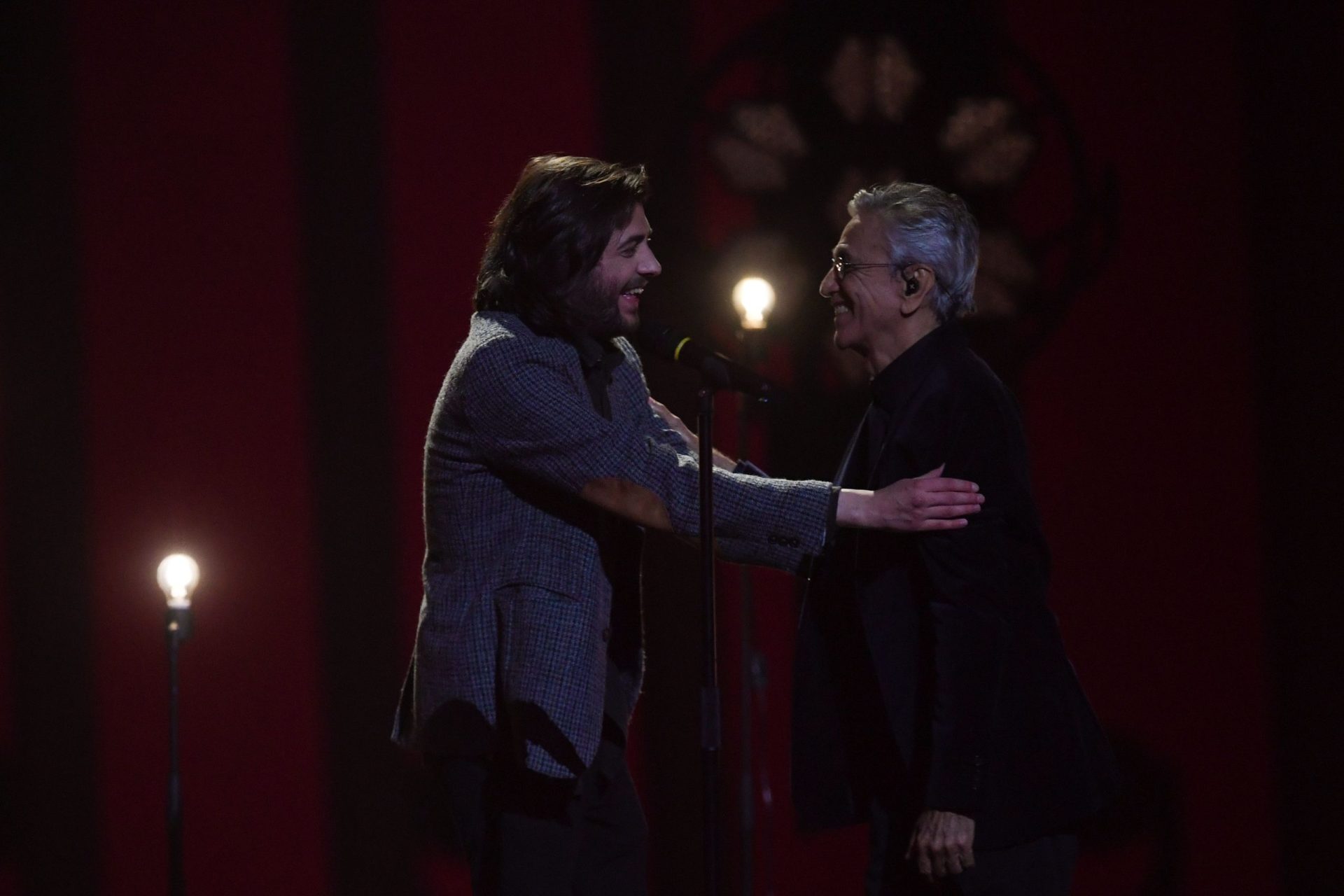 Eurovisão. Salvador Sobral e Caetano Veloso cantaram “Amar Pelos Dois” | VÍDEO