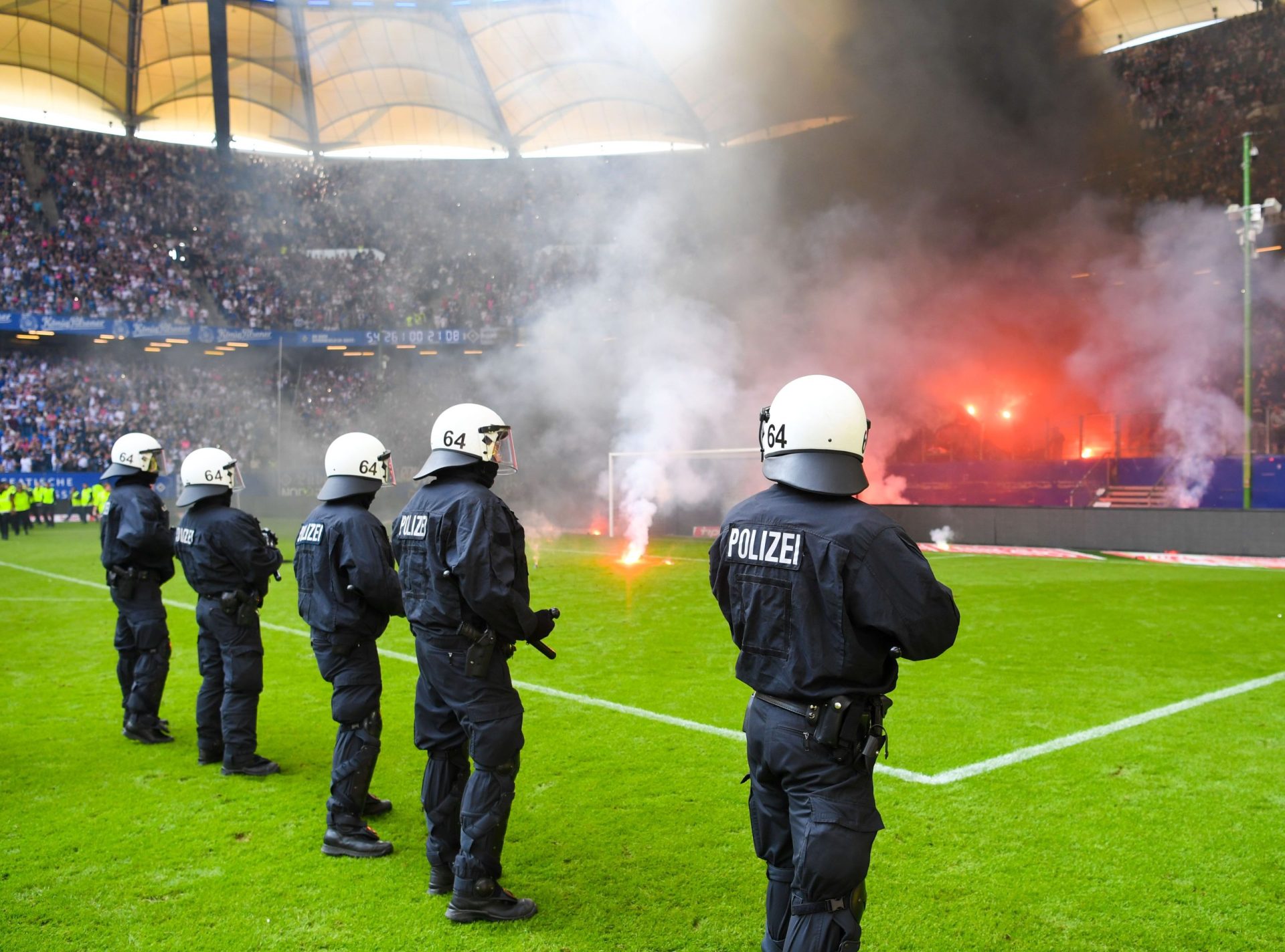 Hamburgo desce de divisão e adeptos causam distúrbios durante jogo | FOTOGALERIA