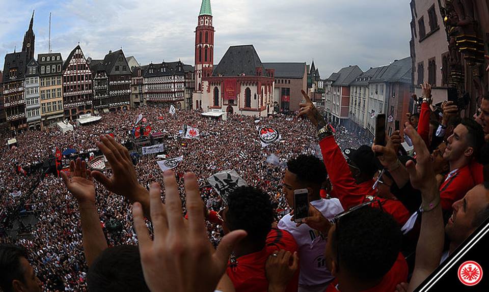 Alemanha. Festa incrível do Eintracht Frankfurt após ganhar a Taça (com vídeo)