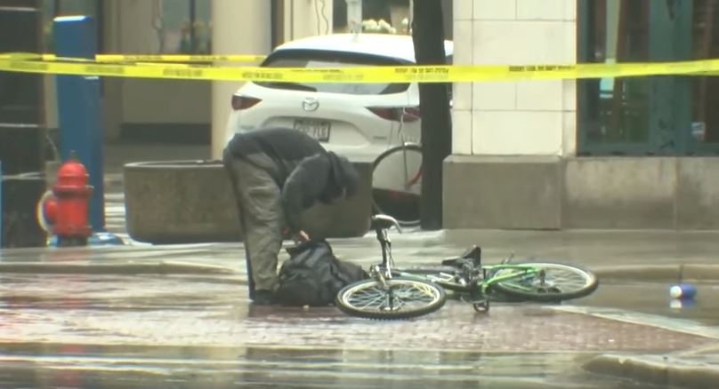 Ciclista fura barreira policial para provar que mochila suspeita não continha bomba | VÍDEO