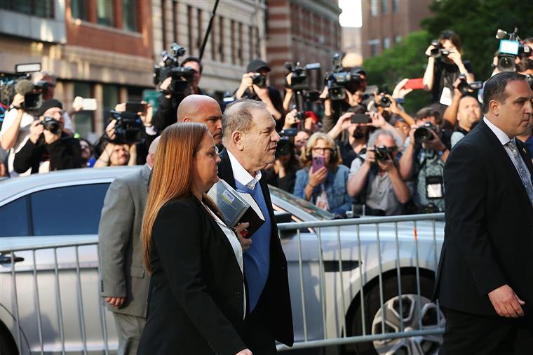 Harvey Weinstein sai em liberdade depois de ter sido detido por abuso sexual
