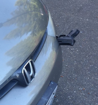 Homem descobre arma presa no para-choques do seu carro |FOTOS