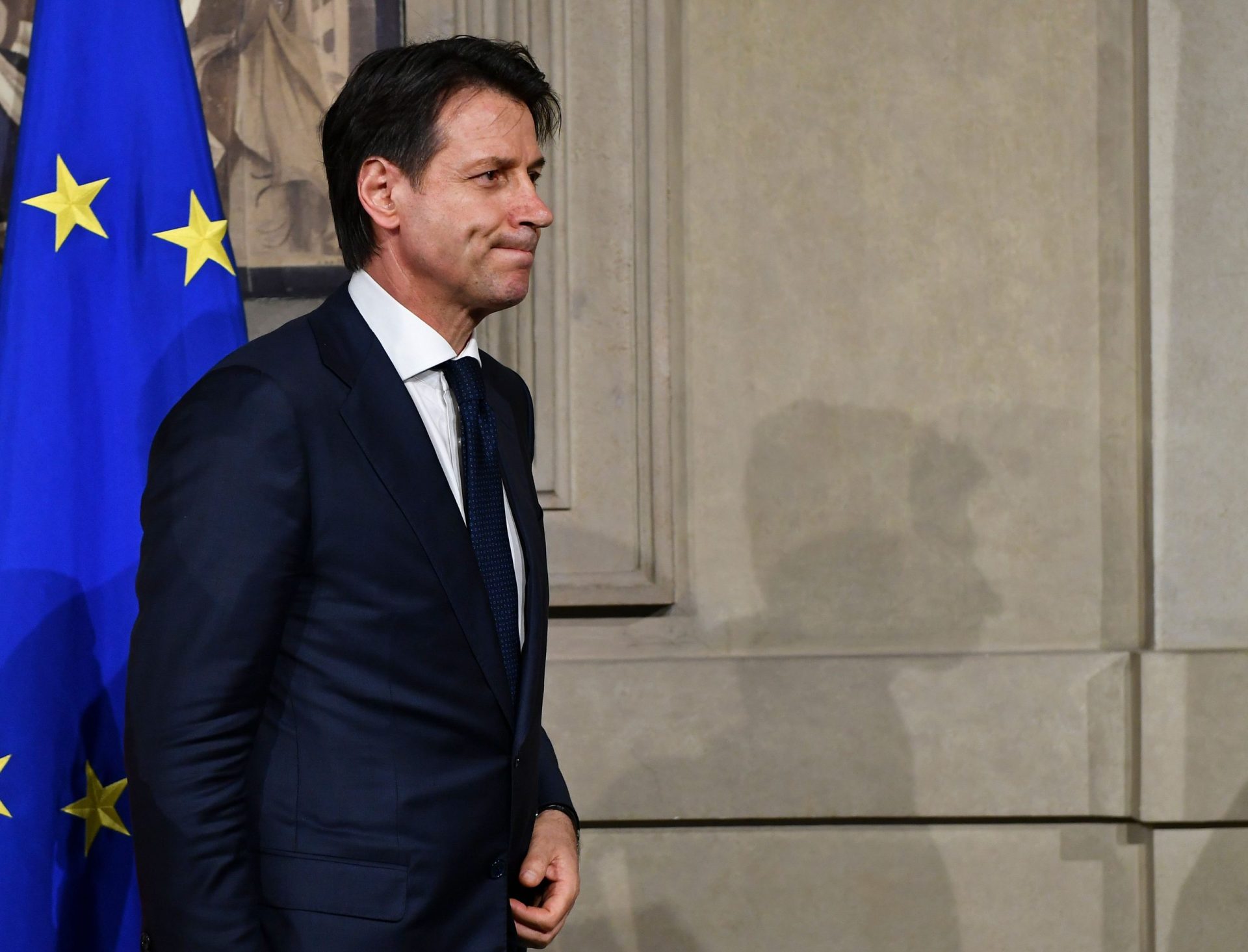 Conte desiste de formar governo e Itália volta a pensar em eleições