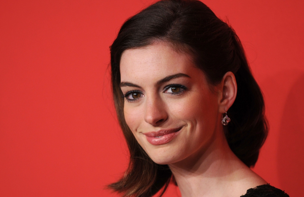Anne Hathaway faz revelação: “Passei por situações negativas nos bastidores, algumas de natureza sexual”