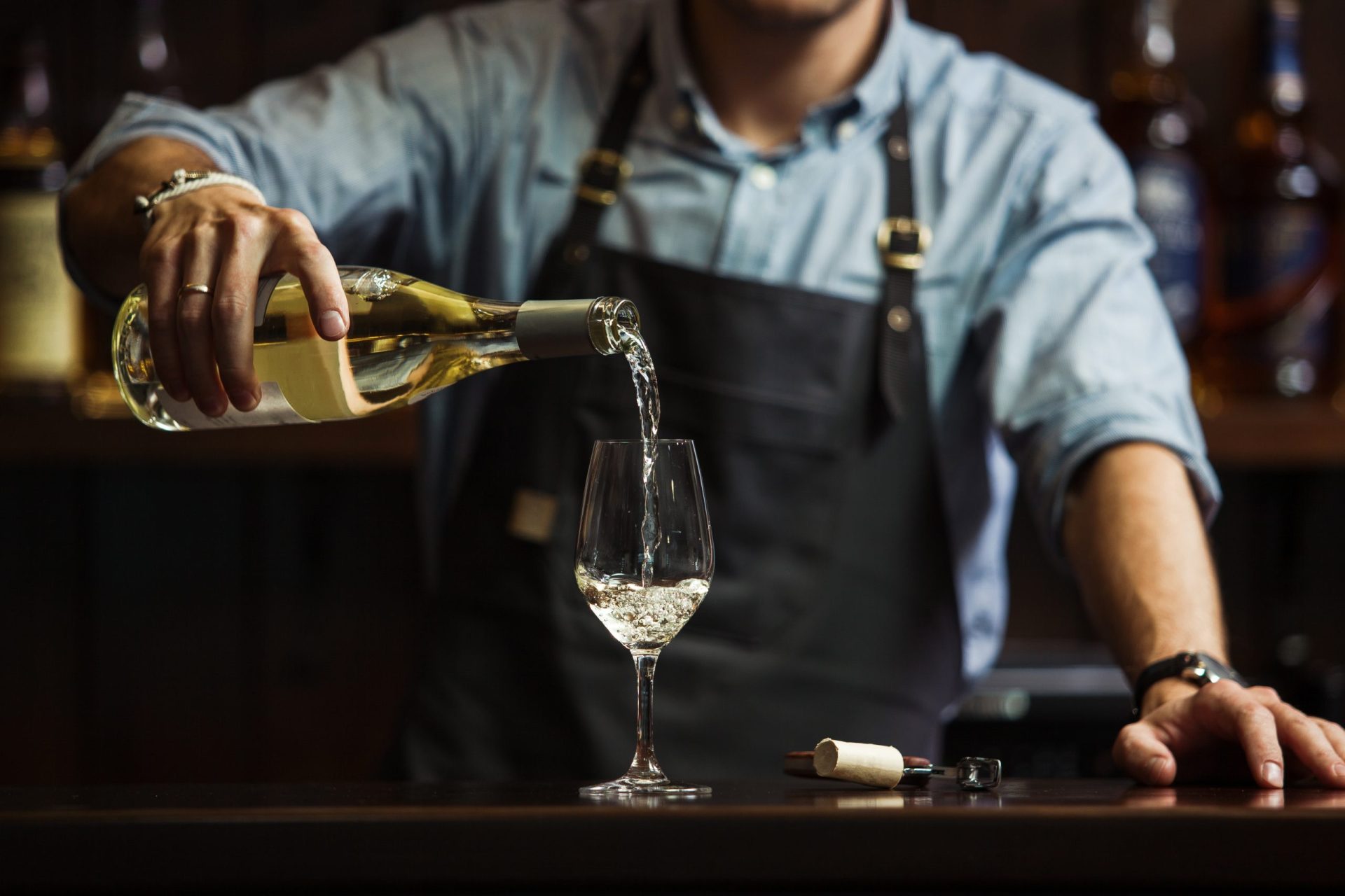 Bebe vinho branco? Um copo por dia pode aumentar o risco de desenvolvimento de cancro da próstata