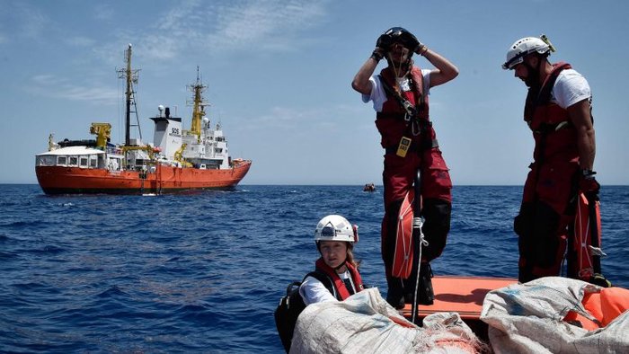 Aquarius chega a porto seguro e Salvini barra mais dois navios humanitários