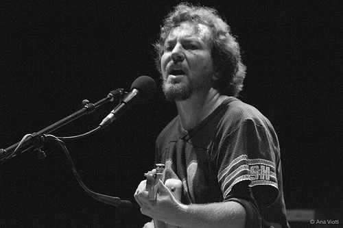 Eddie Vedder perde a voz e Pearl Jam cancelam concerto de Londres