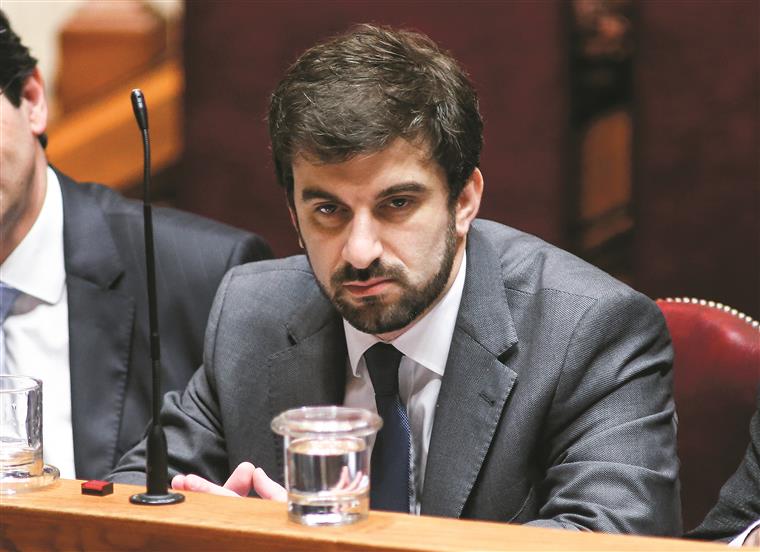 Ministro da Educação ausente de debate no parlamento para ir à Rússia ver jogo de Portugal