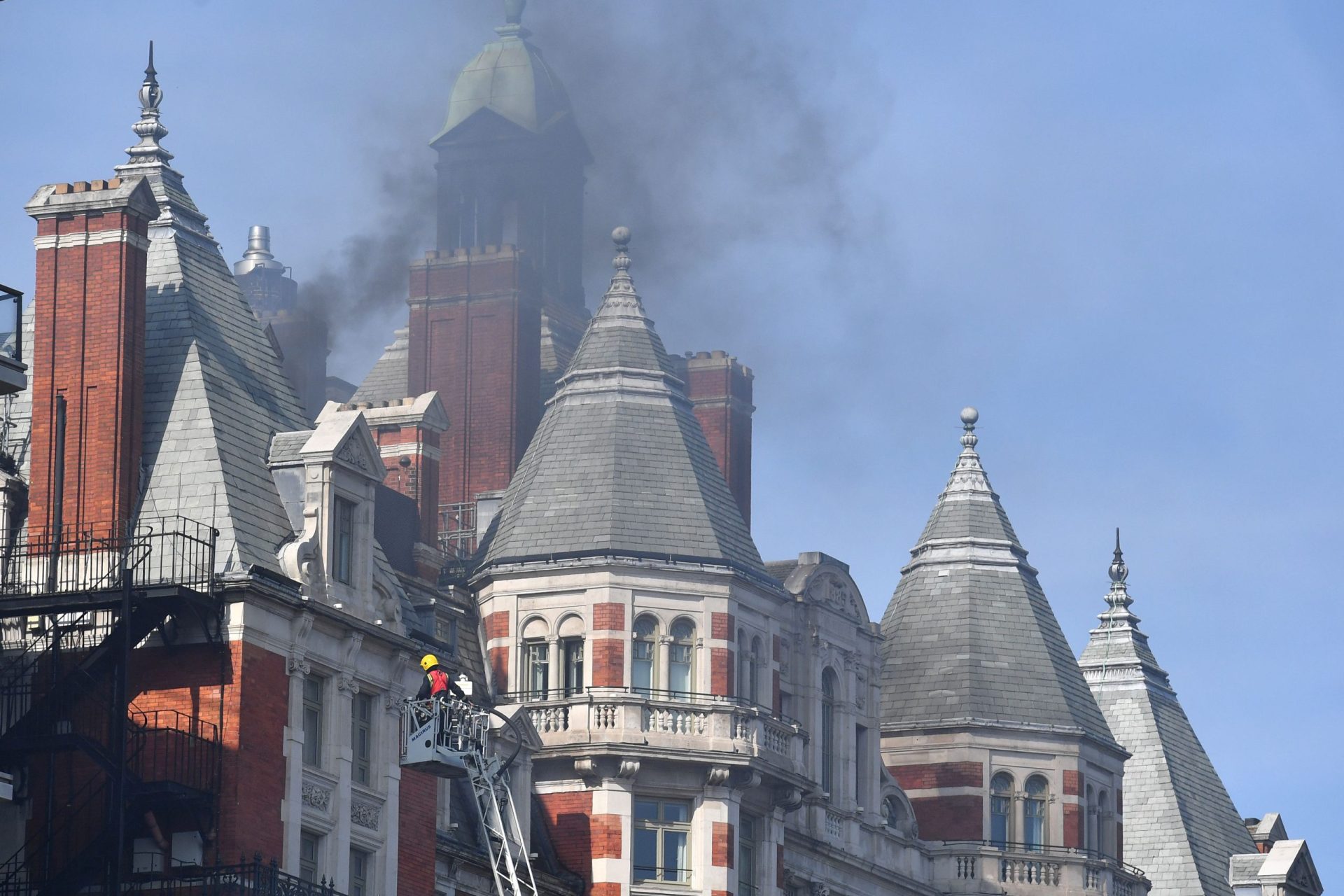 Incêndio deflagra em hotel de luxo em Londres