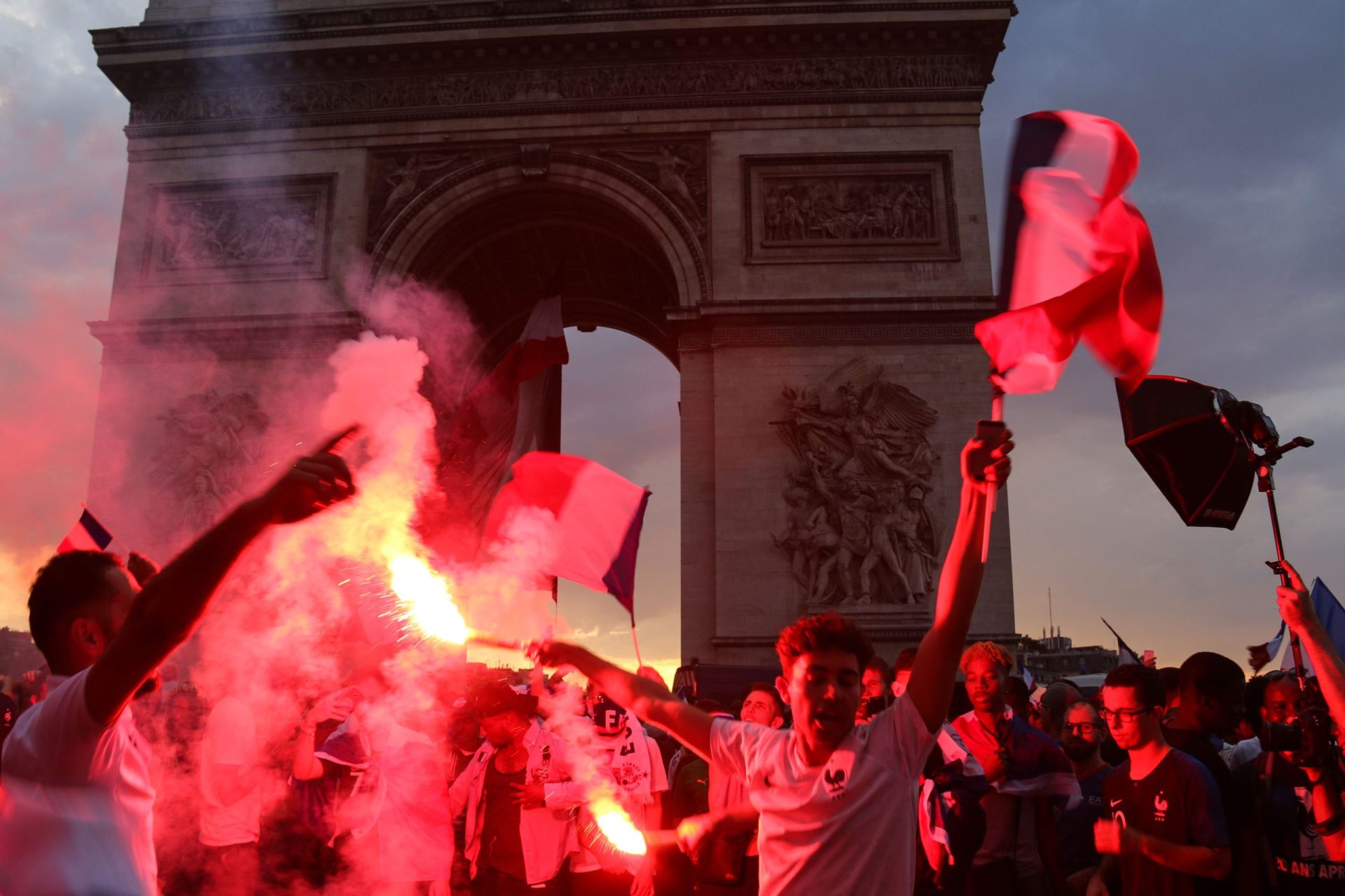 Mundial 2018. Celebrações em França marcadas por adeptos violentos, detenções e mortes | Vídeos