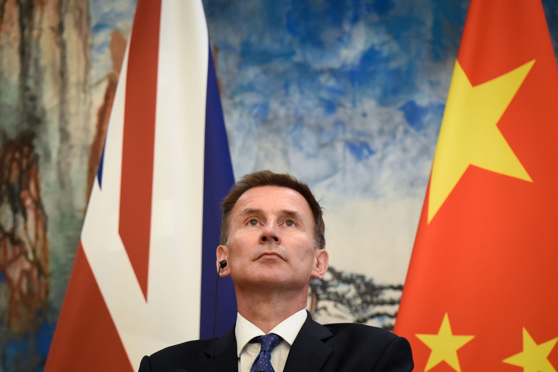 Ministro britânico troca nacionalidade da própria mulher em visita à China