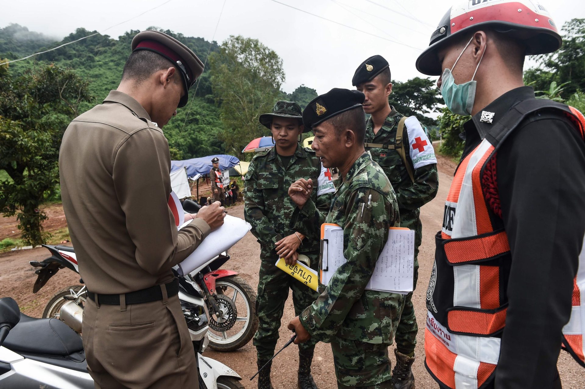 Tailândia. Quatro crianças resgatadas. Operação será retomada amanhã