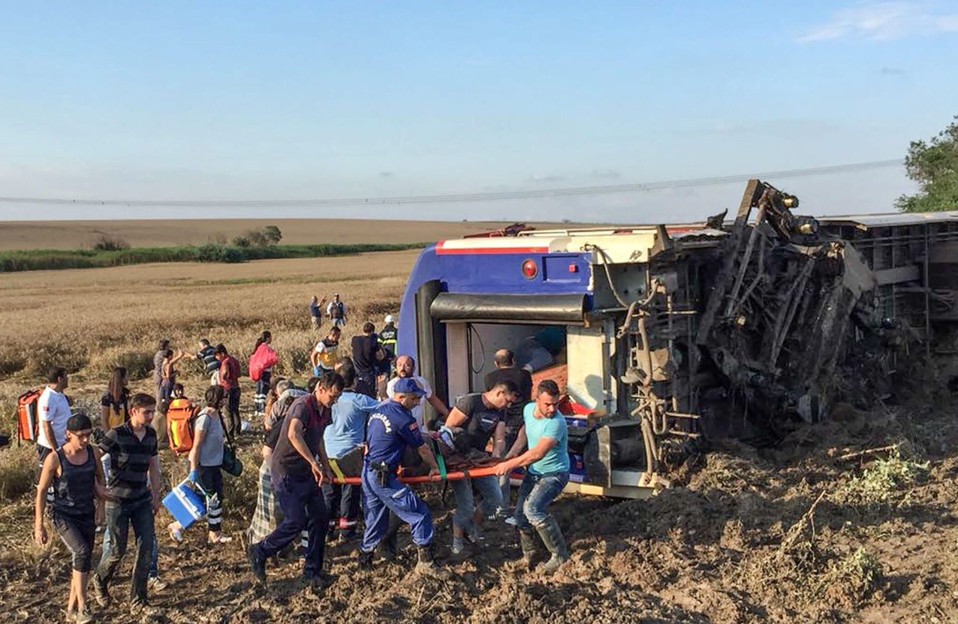 Turquia. Descarrilamento de comboio provoca pelo menos 10 mortos e 73 feridos
