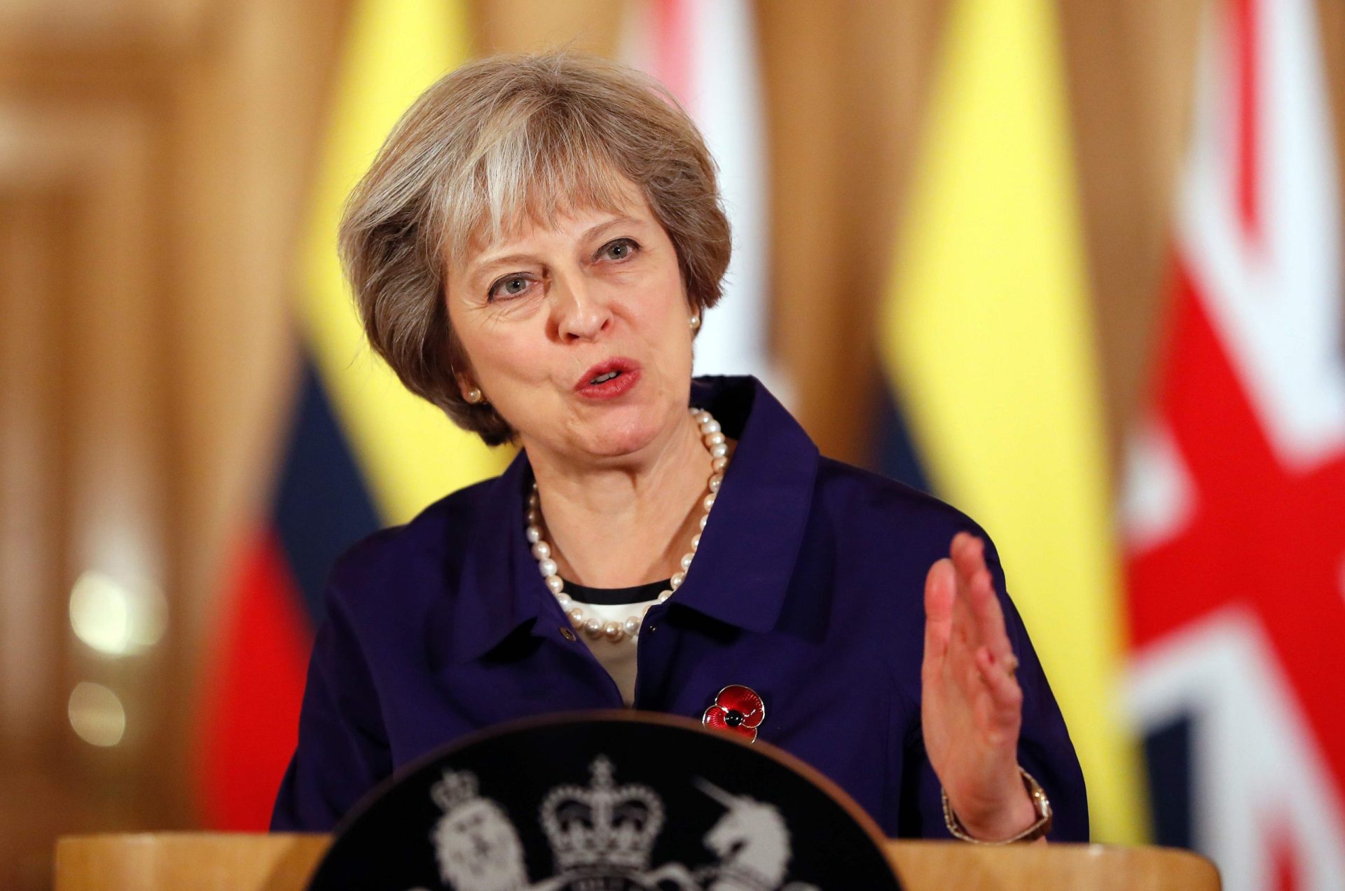 Demissões no governo ameaçam futuro de Theresa May