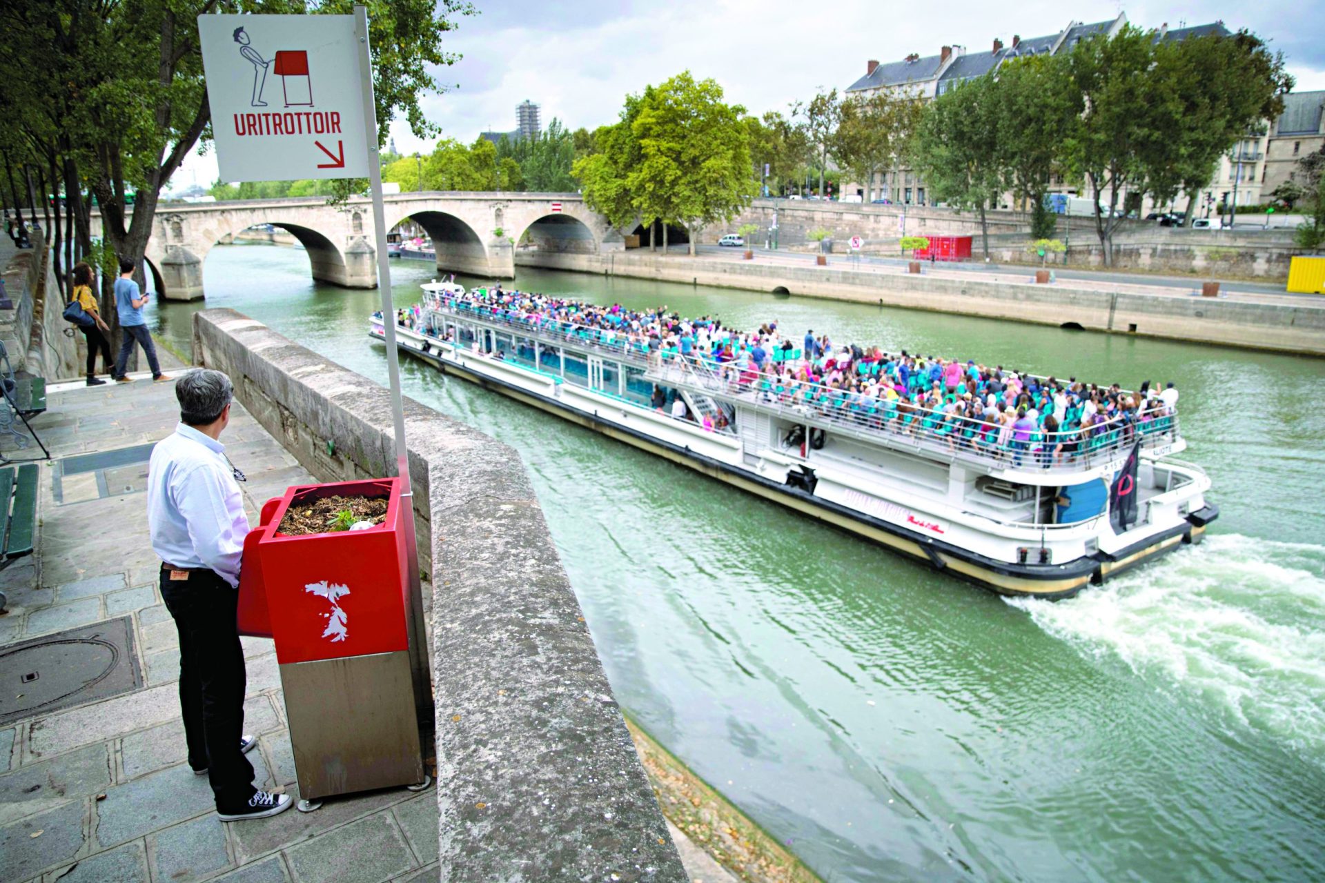 Urinóis colocados nas ruas de Paris geram indignação dos locais