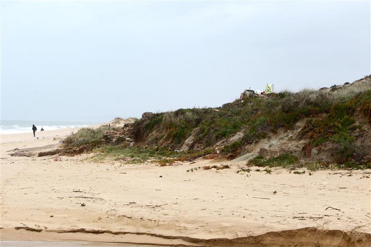 Escorrimento de lamas de ETAR fecha praia em Matosinhos