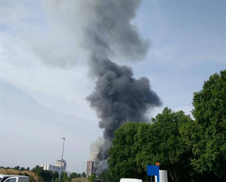 Explosão numa refinaria fere oito pessoas