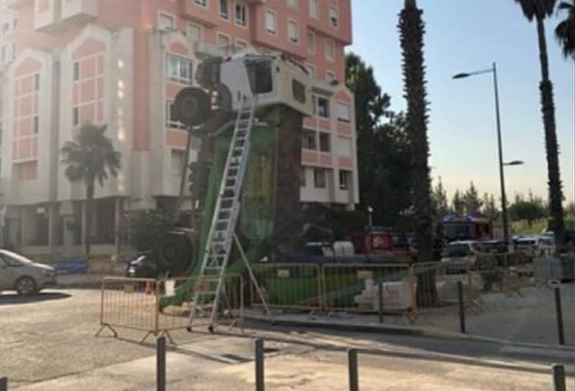Camião do lixo cai e ‘aterra’ de pé em Lisboa