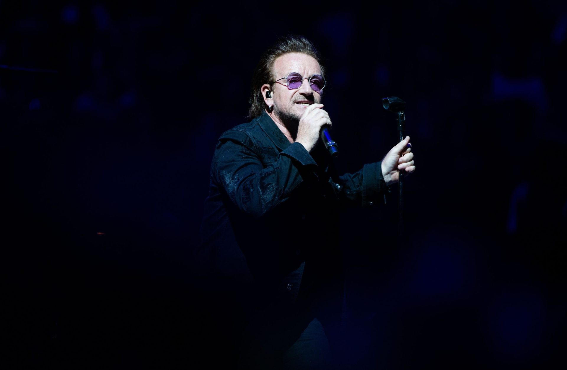 Bono perde a voz e é obrigado a cancelar concerto &#8211; vídeo