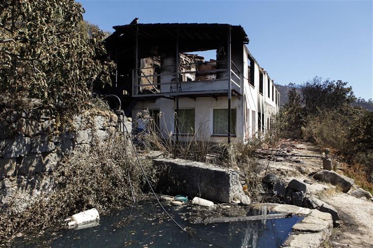 Reconstrução de casas afetadas pelo incêndio de Monchique poderá ser concluída no próximo ano