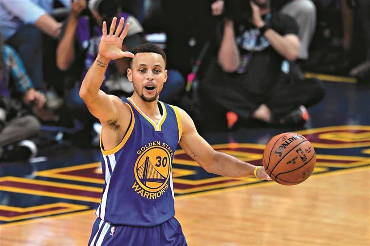 NBA. Curry torce tornozelo e parte mão esquerda (com vídeo)