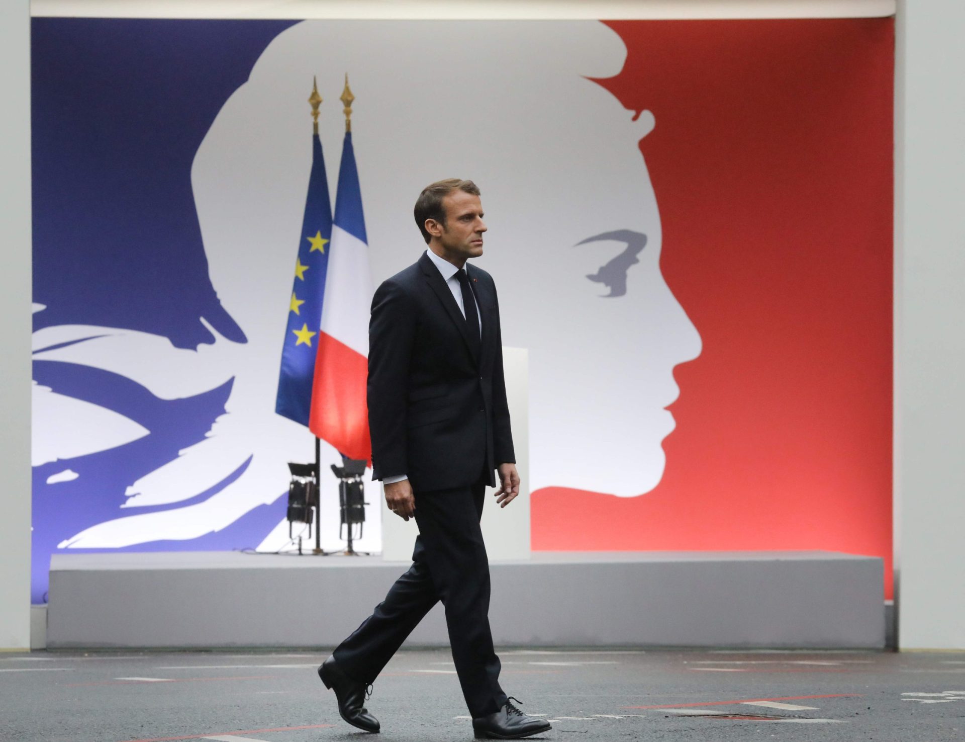 Macron quer “sociedade de vigilância” contra o extremismo islâmico