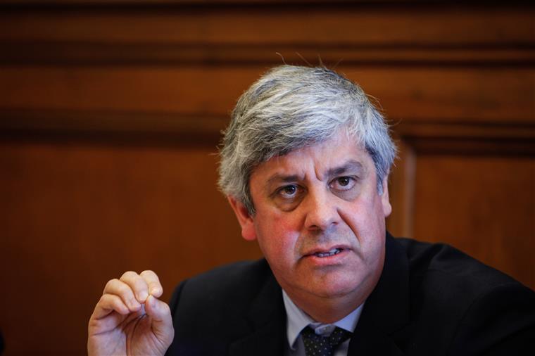 Bruxelas alerta Portugal para &#8220;risco de desvio significativo&#8221; no plano orçamental