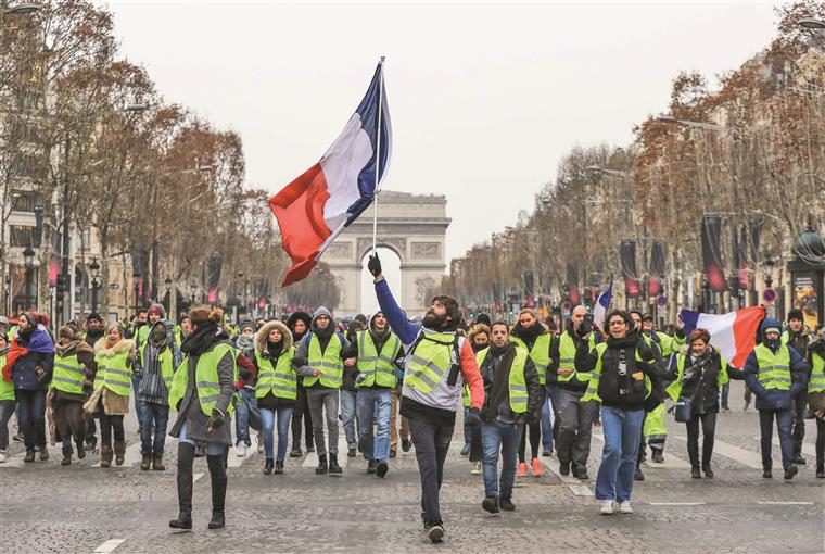 França. Manifestação dos coletes amarelos com 32 mil pessoas