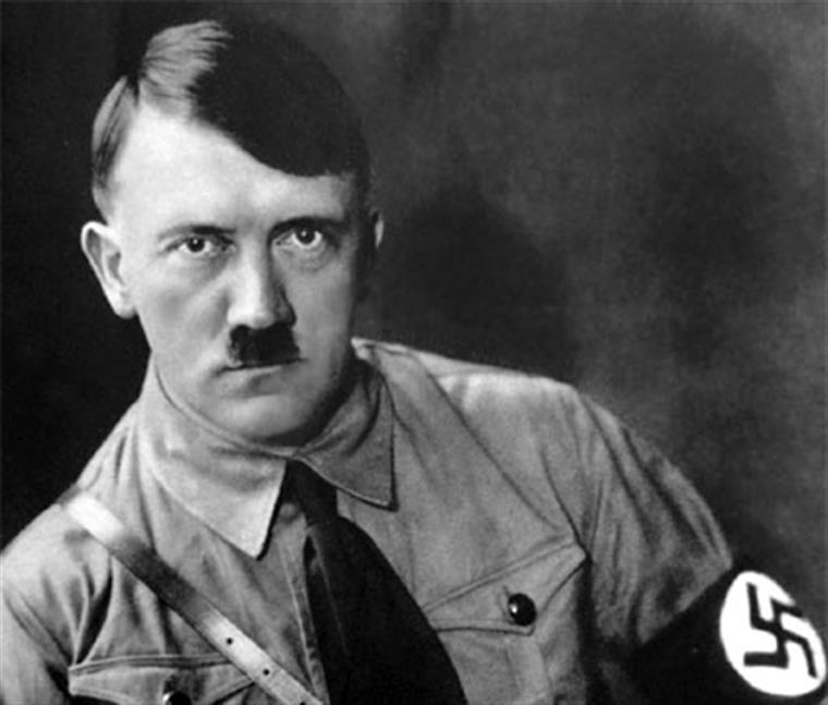 República Checa. Polícia investiga venda de máscaras de Adolf Hitler