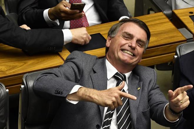 Bolsonaro assina decreto para liberalizar a posse de armas