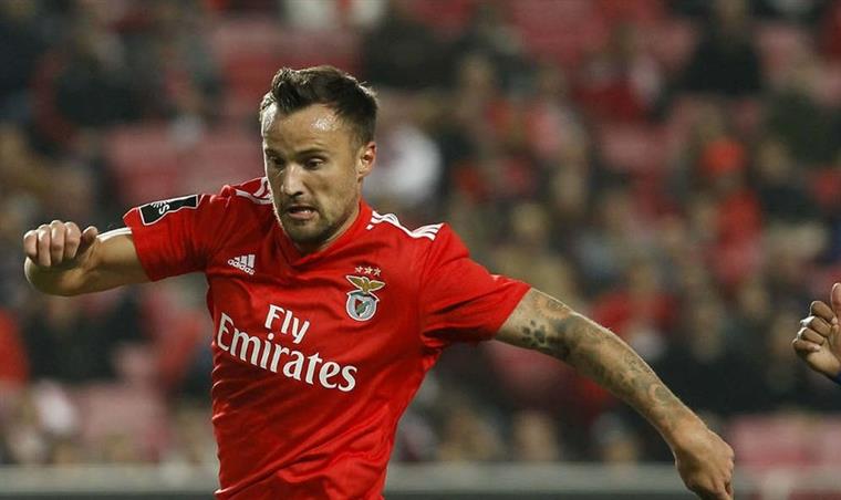 Liga. Seferovic salva Benfica em Guimarães