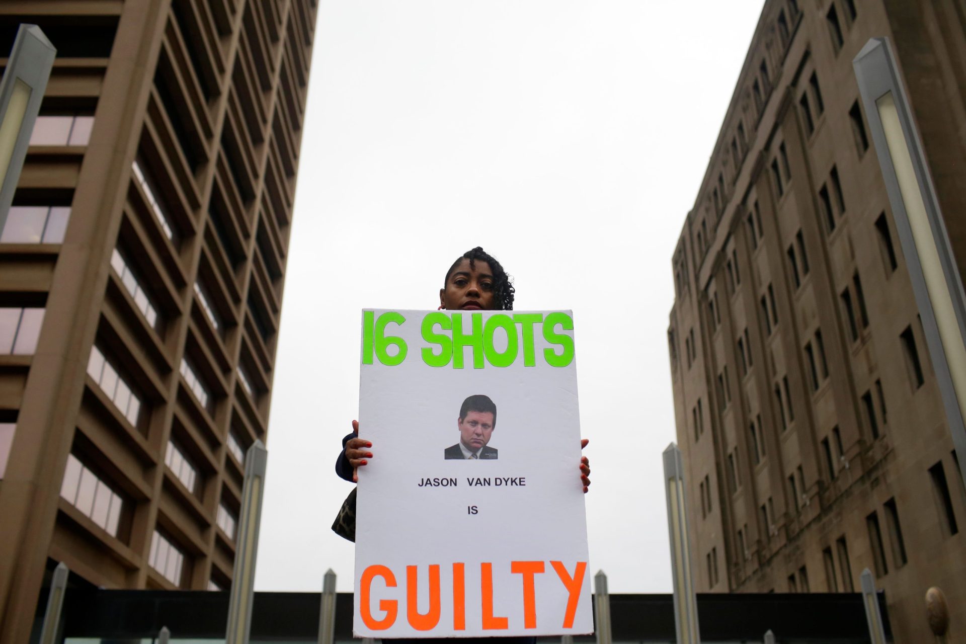 Polícia que matou jovem negro em Chicago condenado a sete anos de prisão