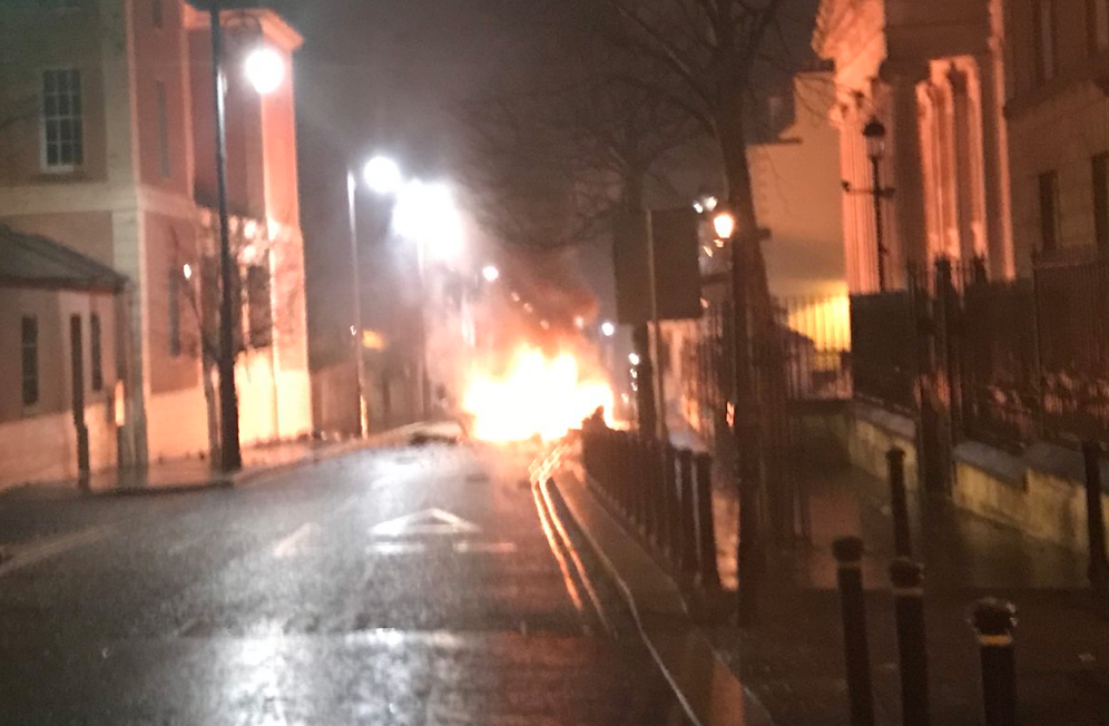 Autoridades investigam explosão de carro na Irlanda do Norte
