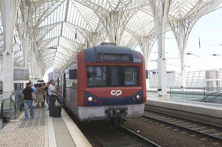 CP recupera oito comboios para a linha de Sintra