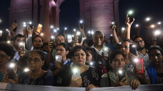 Índia. Deputado condenado por violação arrisca prisão perpétua