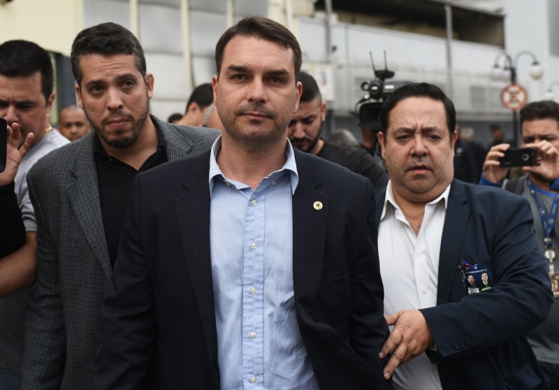 Transações financeiras de Flávio Bolsonaro levantam suspeitas