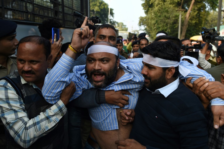 Governo indiano reprime protestos e impõe legislação de emergência
