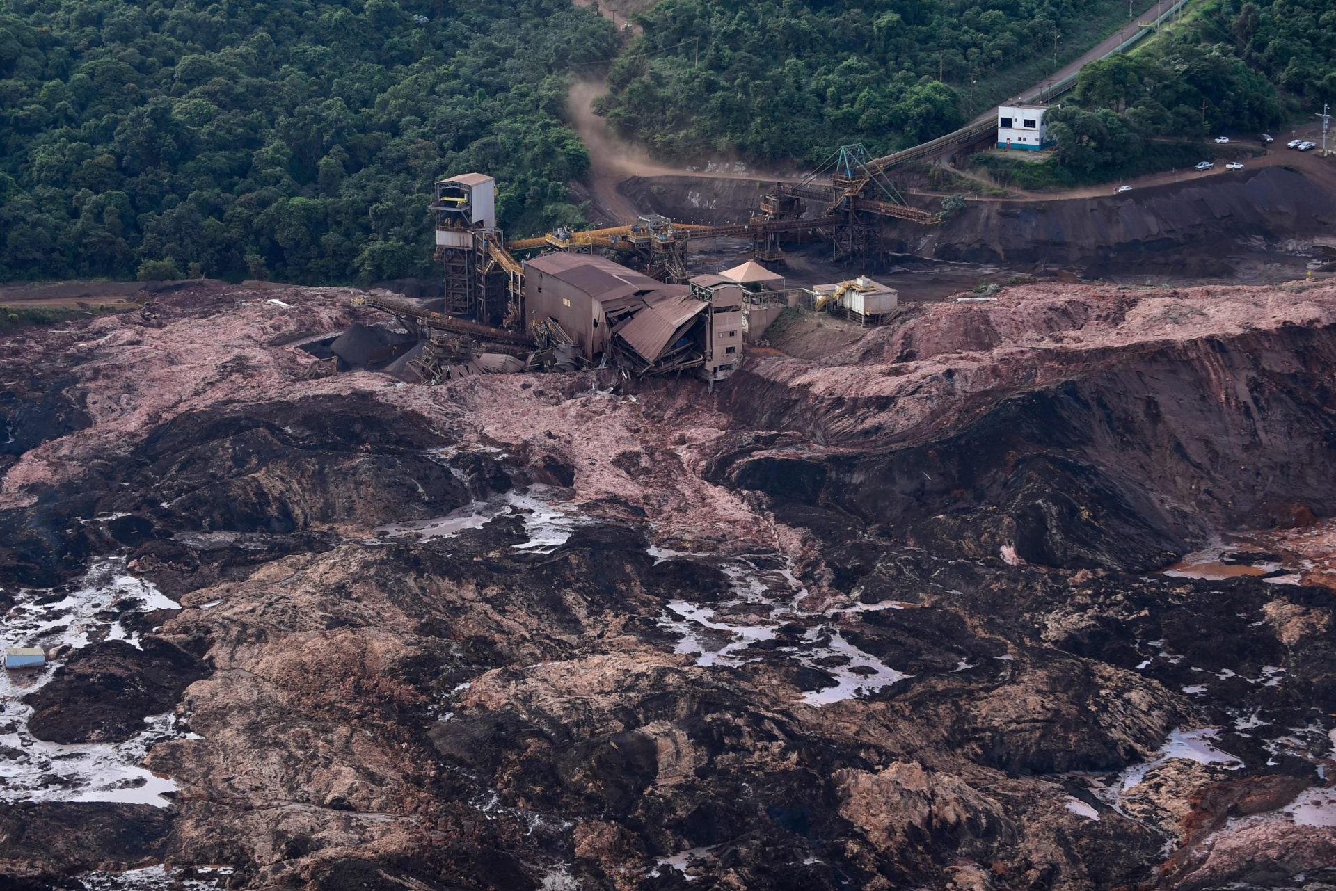 Governo aplica multa a empresa mineira brasileira por rutura de barragem