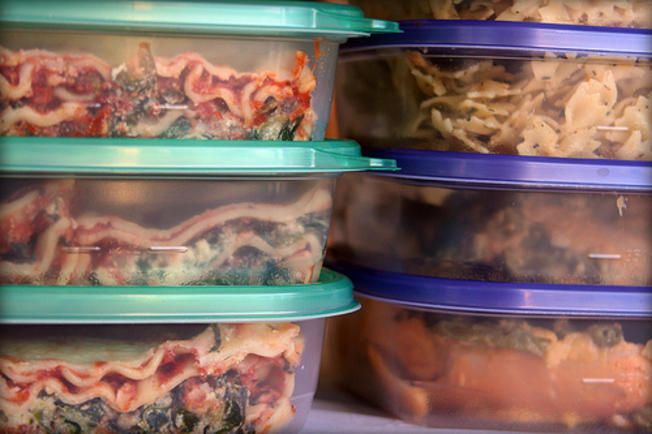 Conheça os perigos de deixar comida fora do frigorífico