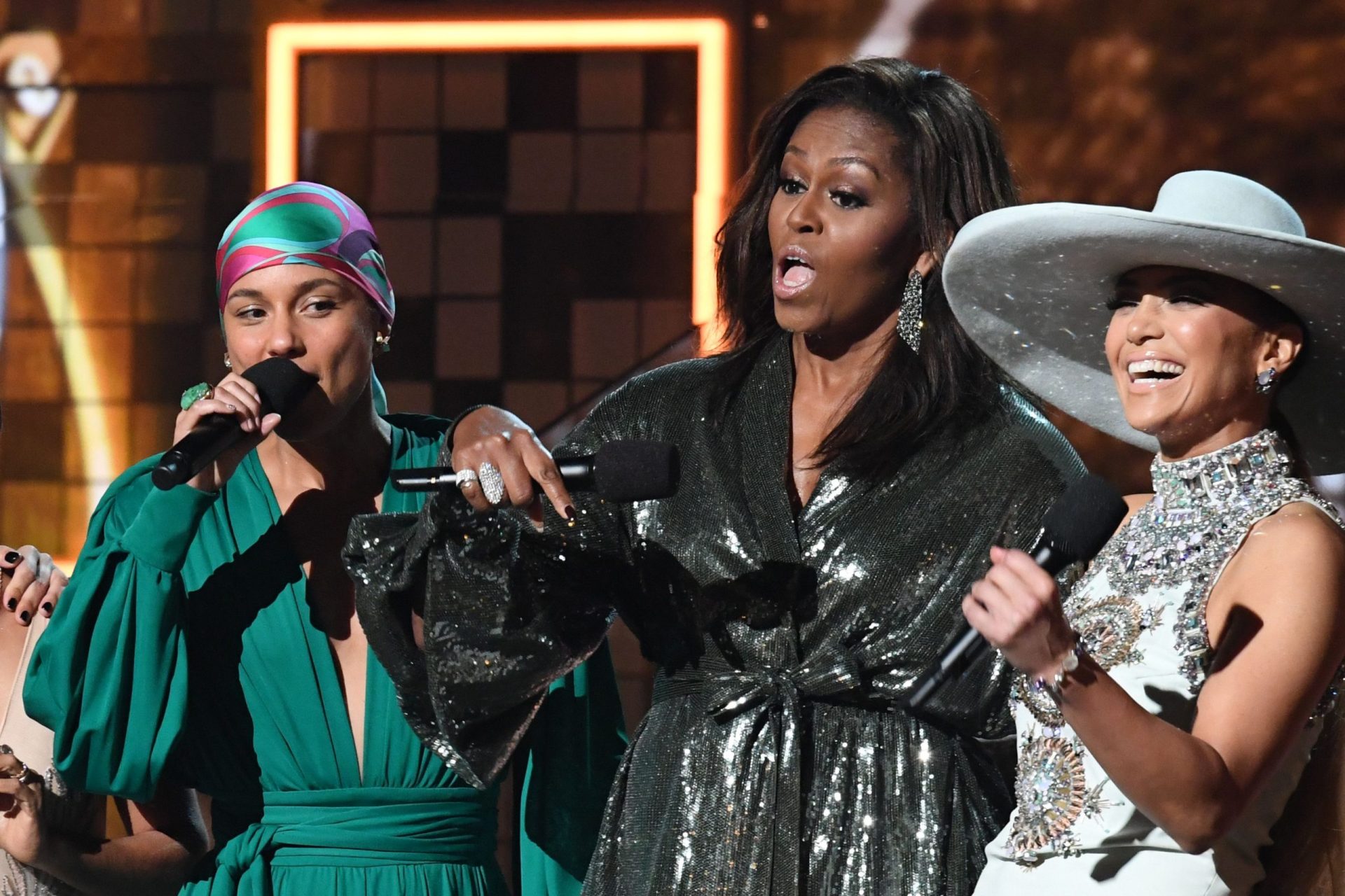 A noite em que Michelle Obama surpreendeu ao subir ao palco nos Grammys | FOTOS
