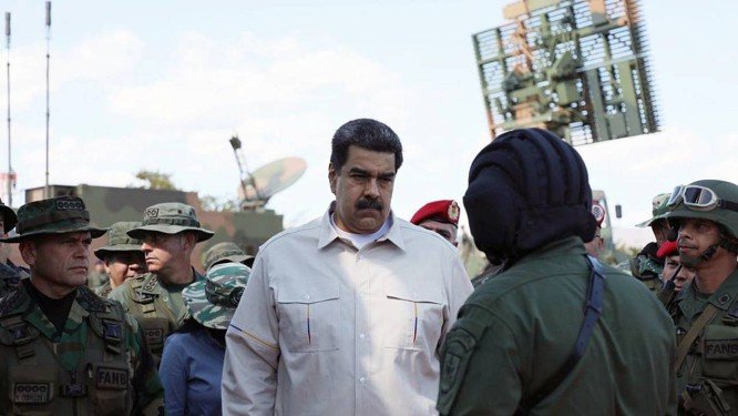 Maduro reforça fronteira devido à chegada da ajuda humanitária