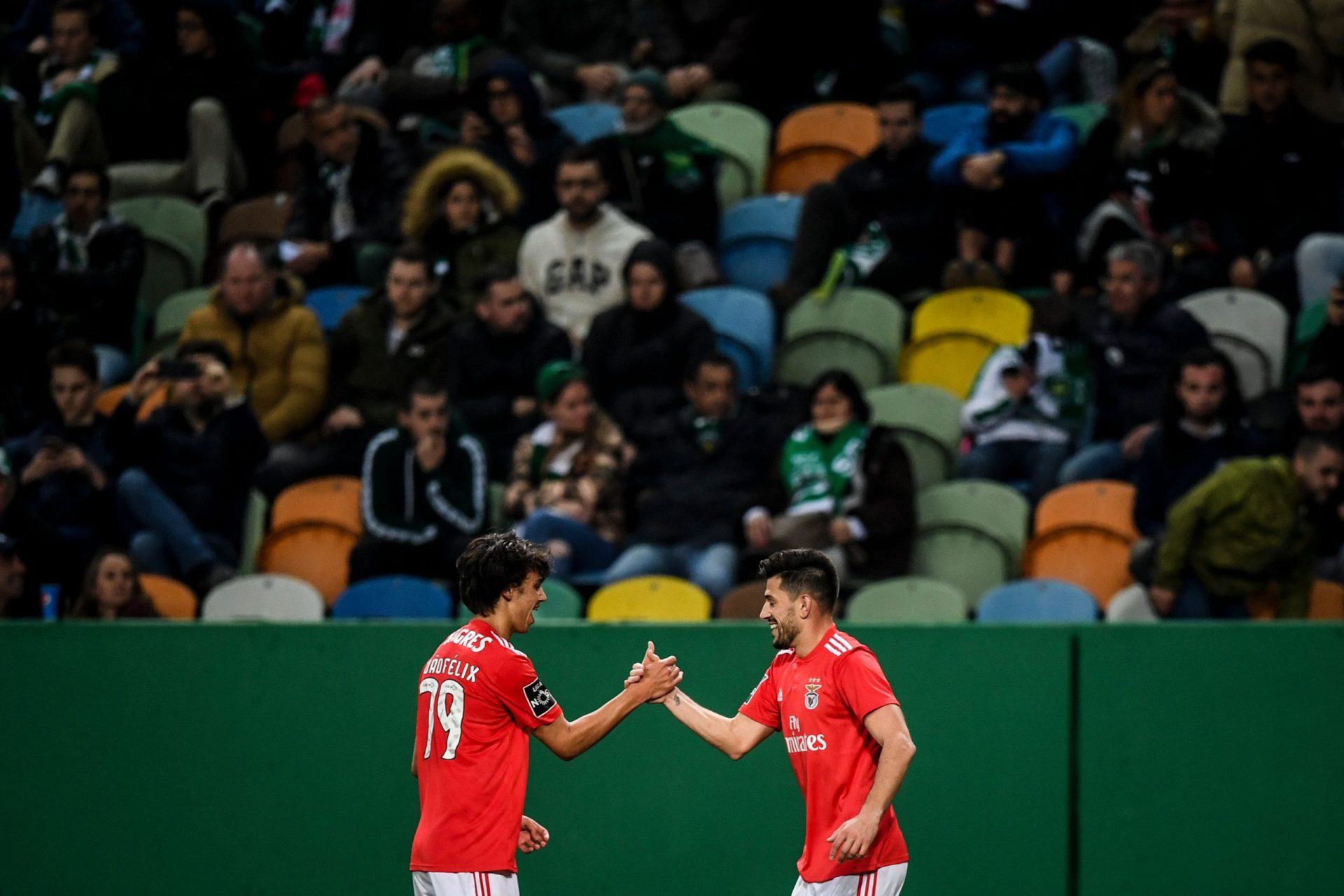 Sporting. Debandada dos adeptos, lenços brancos e críticas para dentro de Bruno Fernandes