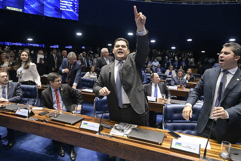 Nova legislatura brasileira começa com o antigo partido da ditadura no comando