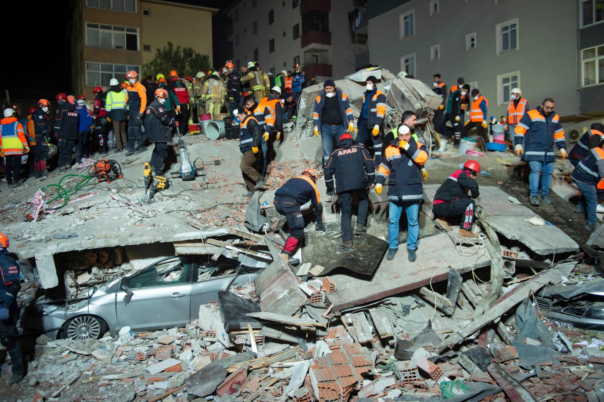 Número de vítimas mortais sobe para 16 depois de colapso de prédiona Turquia
