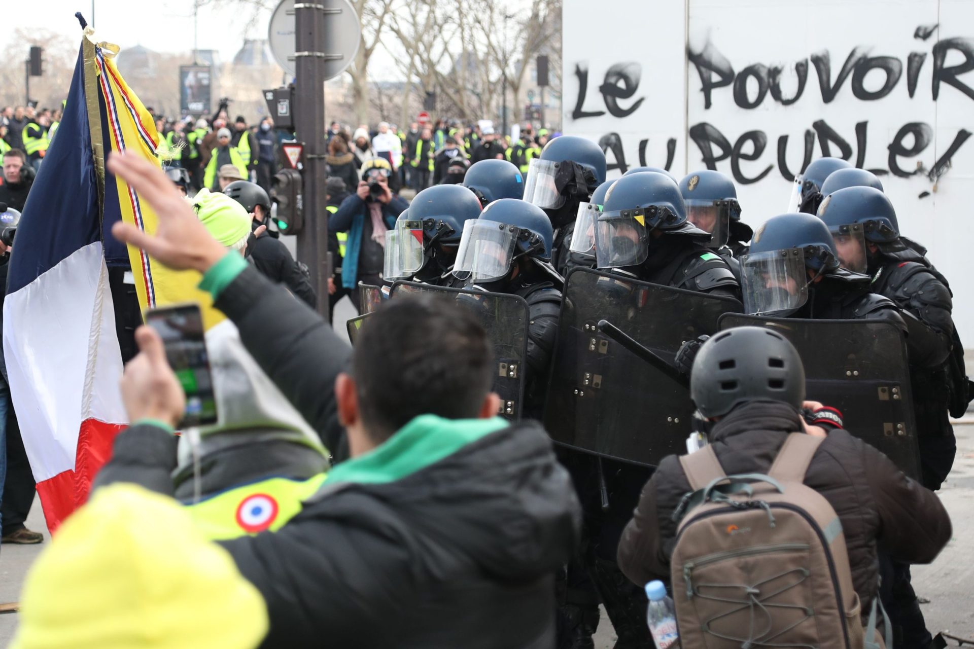 Coletes amarelos voltam a manifestar-se nas ruas de França