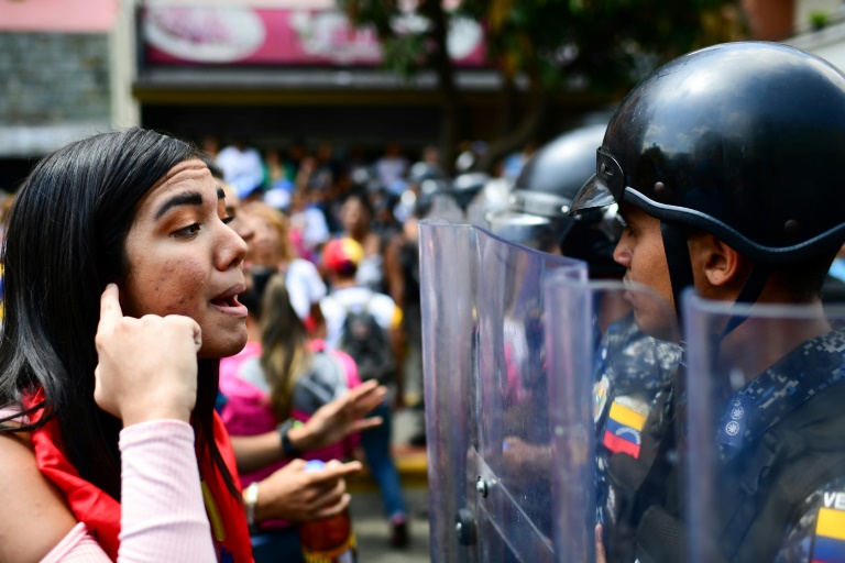 Apoiantes do governo e da oposição venezuelana saem à rua