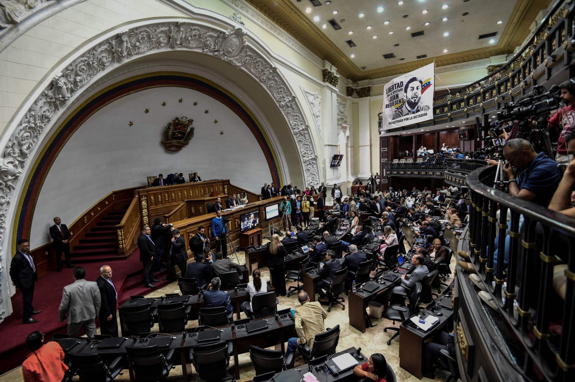 Oposição venezuelana disputa o controlo das forças armadas